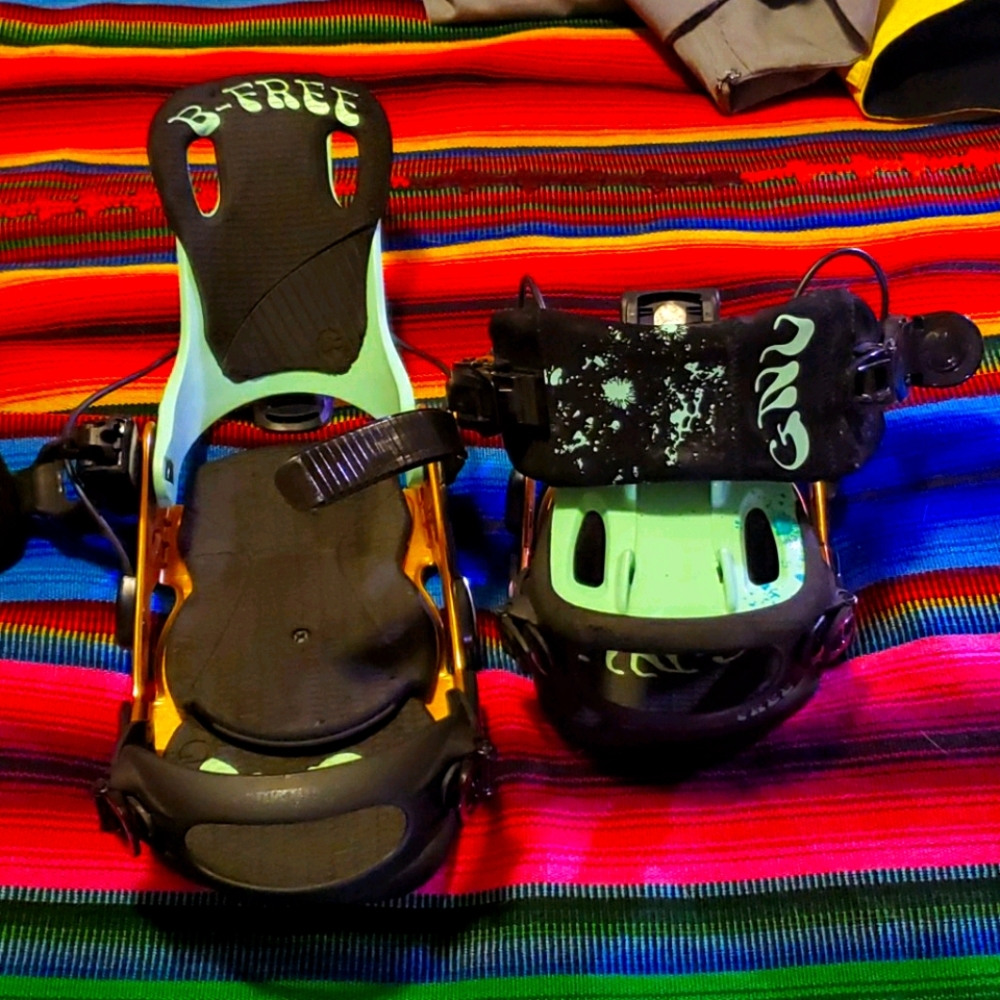 GNU B-FREE Snowboard Bindings 5 - 7 boots